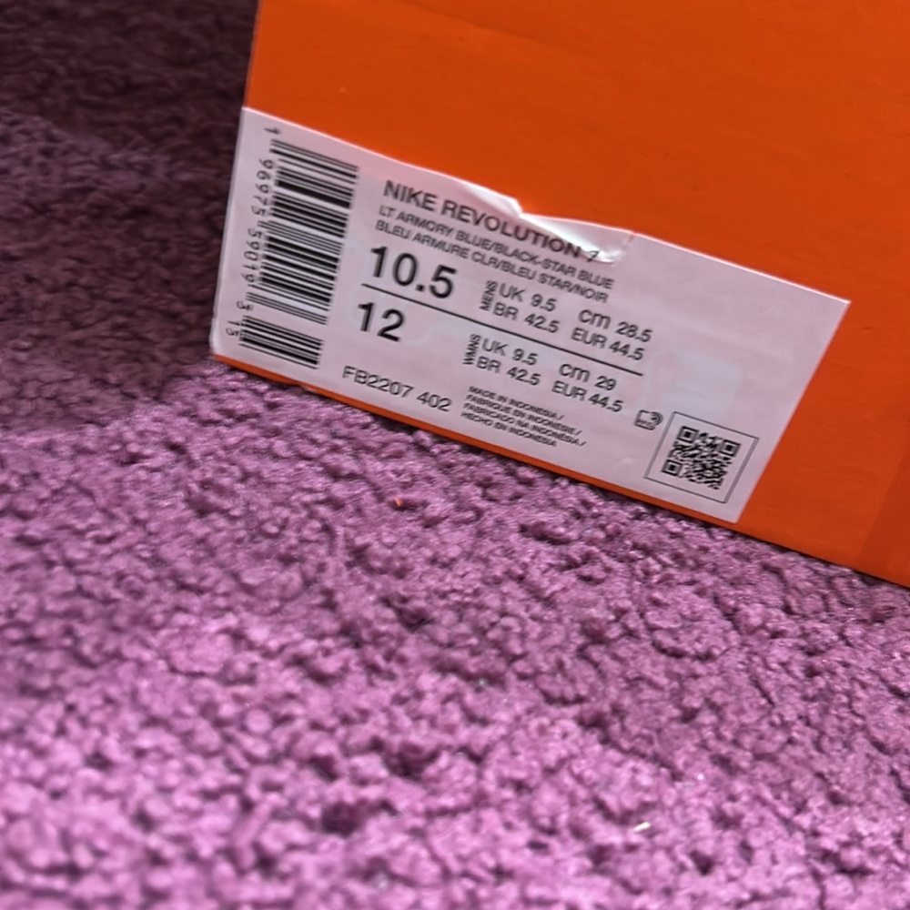Nike Revolution seven shoes with tags never worn size 10.5 in men’s - Picture 6 of 6